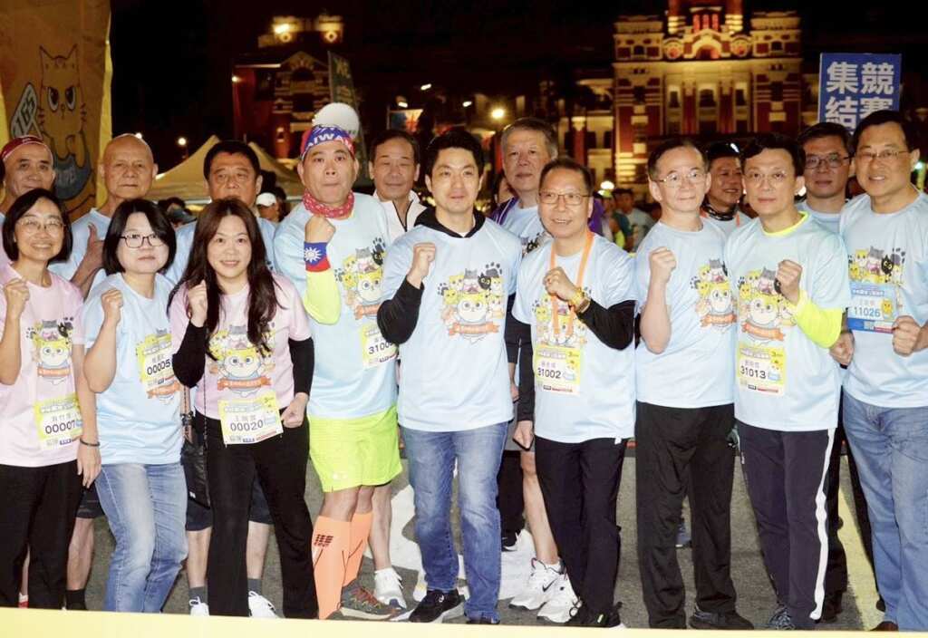▲臺北市長蔣萬安今日一早出席「2025台北市不動產仲介幸福家園公益路跑」,與眾多參與者在總統府前一起為公益開跑。