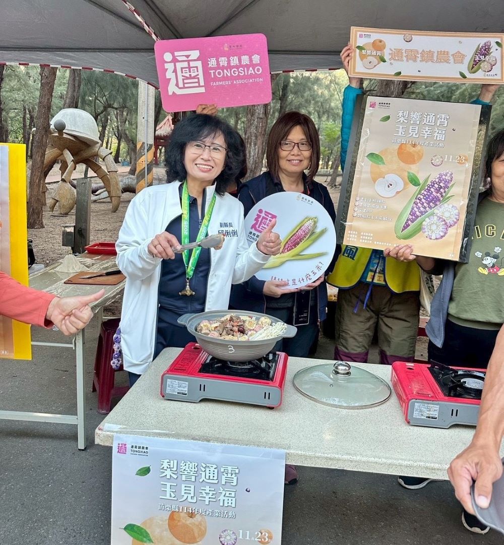 2025 通霄濱海追風馬拉松,通霄鎮農會與縣府共同打造的「豐味苗栗」補給區,準備熱騰騰、香甜Q彈的通霄彩虹玉米,吸引大批跑者排隊品嘗。(圖/苗栗縣政府)