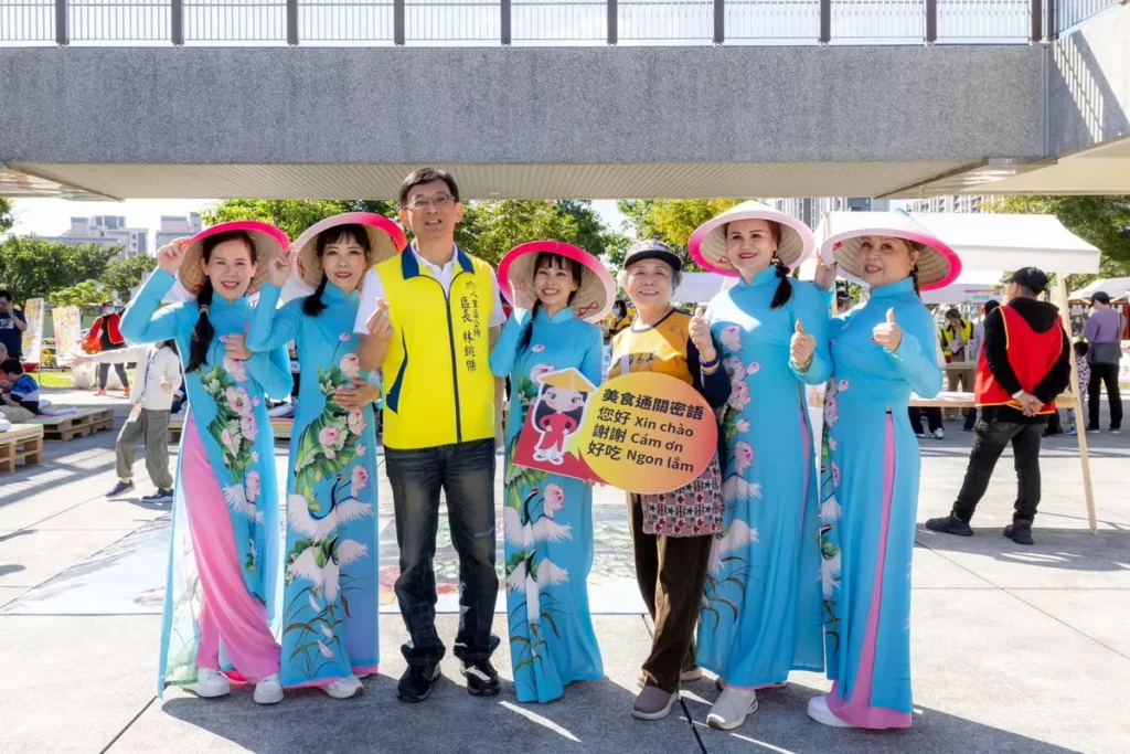 114年新北市八里區多元文化繽紛嘉年華-八里區林區長銚傑與新住民合照