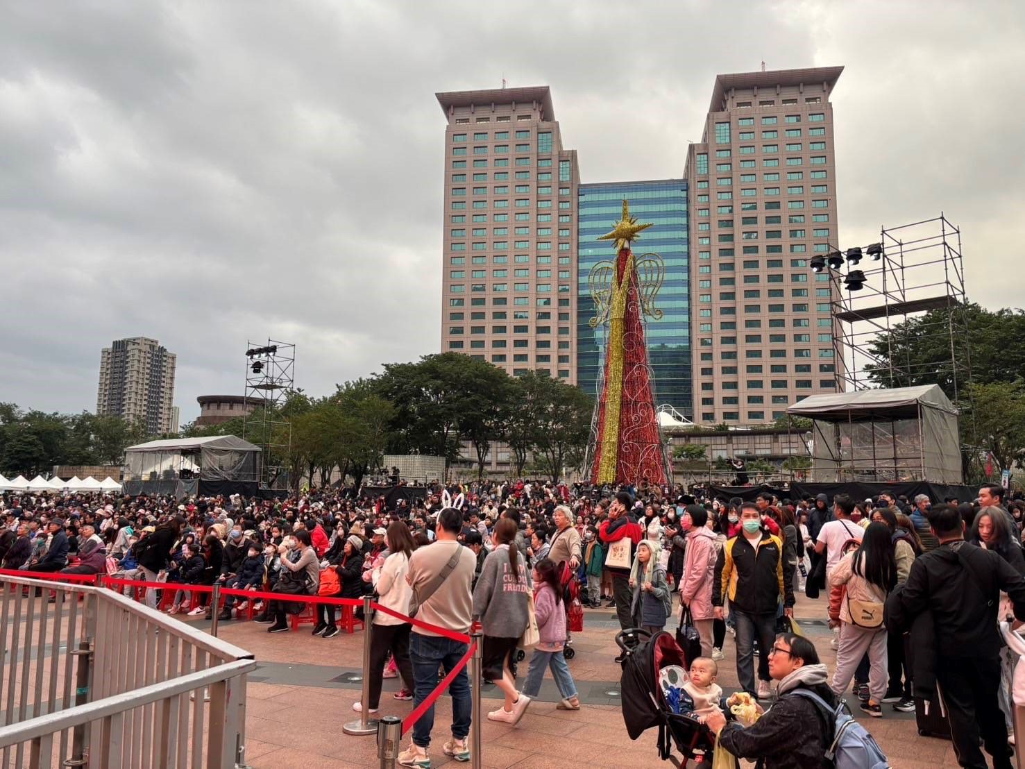 新北市耶誕城萬民同樂 市警局「五大智控」確保出行安全 230 新北市耶誕城萬民同樂 市警局「五大智控」確保出行安全 229