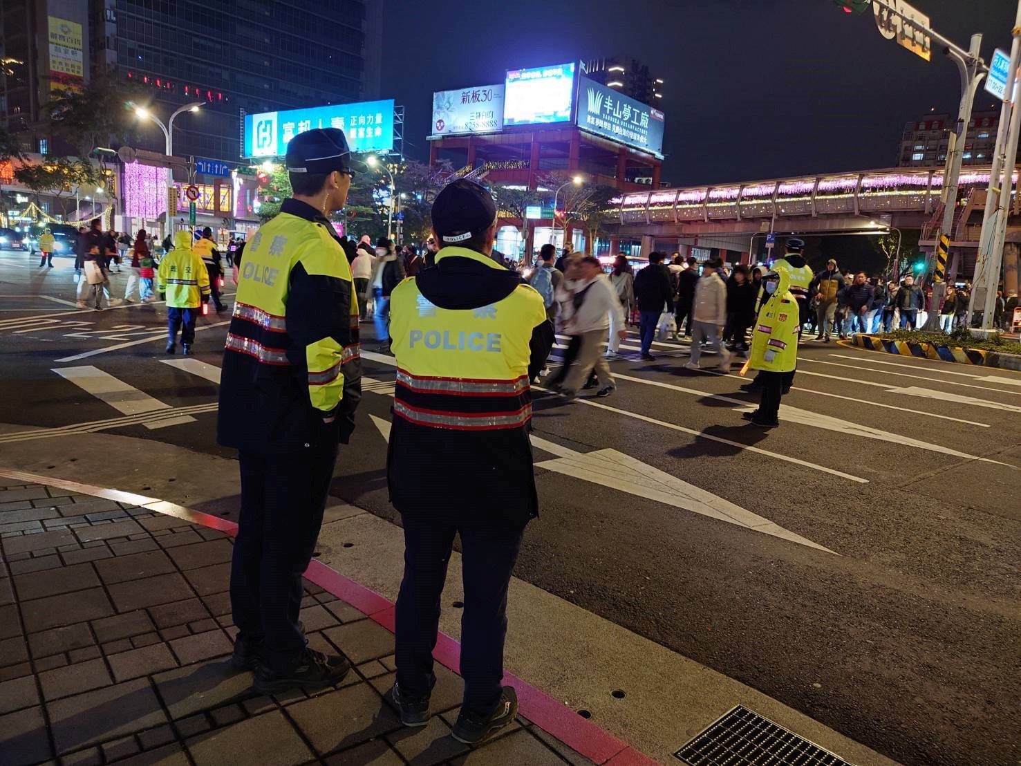 新北市耶誕城萬民同樂 市警局「五大智控」確保出行安全 232 新北市耶誕城萬民同樂 市警局「五大智控」確保出行安全 231