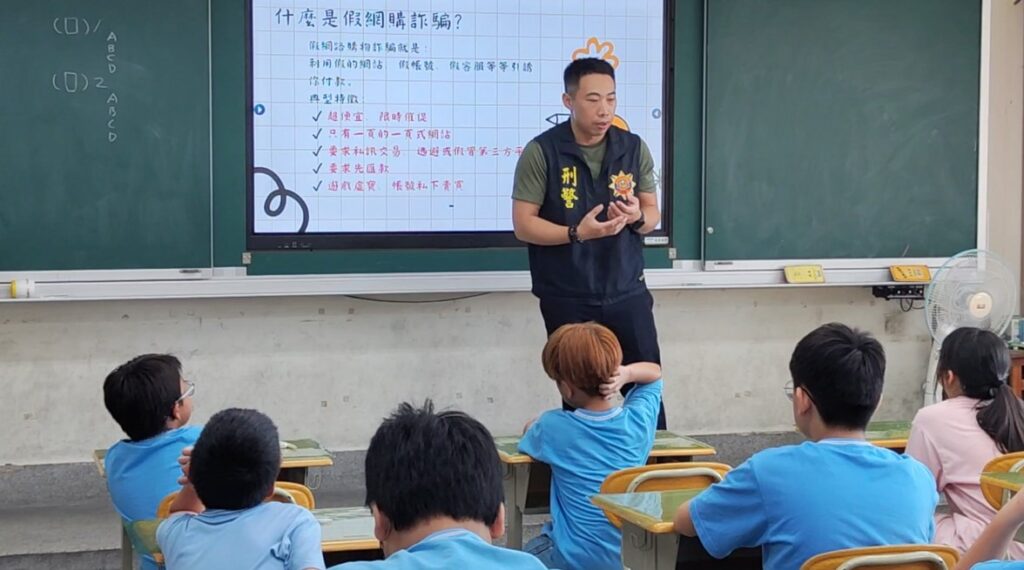 警察哥哥(圖中)走進校園開設「防詐學堂」,以輕鬆互動方式向學生講解詐騙手法與防詐觀念。(圖/記者林家嘉翻攝)