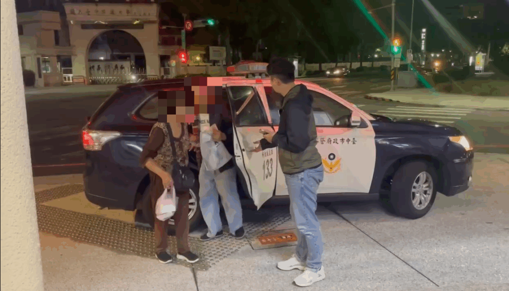 警方將尋獲的失蹤男子平安帶返派出所,並協助母子順利團聚,現場氣氛溫馨。(圖/記者林家嘉翻攝)