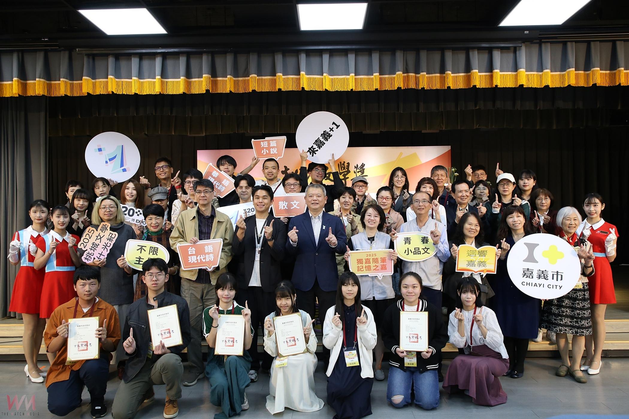 嘉義市政府舉行「第16屆桃城文學獎頒獎典禮」,副市長林瑞彥代表黃敏惠市長頒發出總金額高達新台幣70萬元的獎金、獎座,共同見證得獎者的榮耀時刻。(圖/嘉義市政府提供)