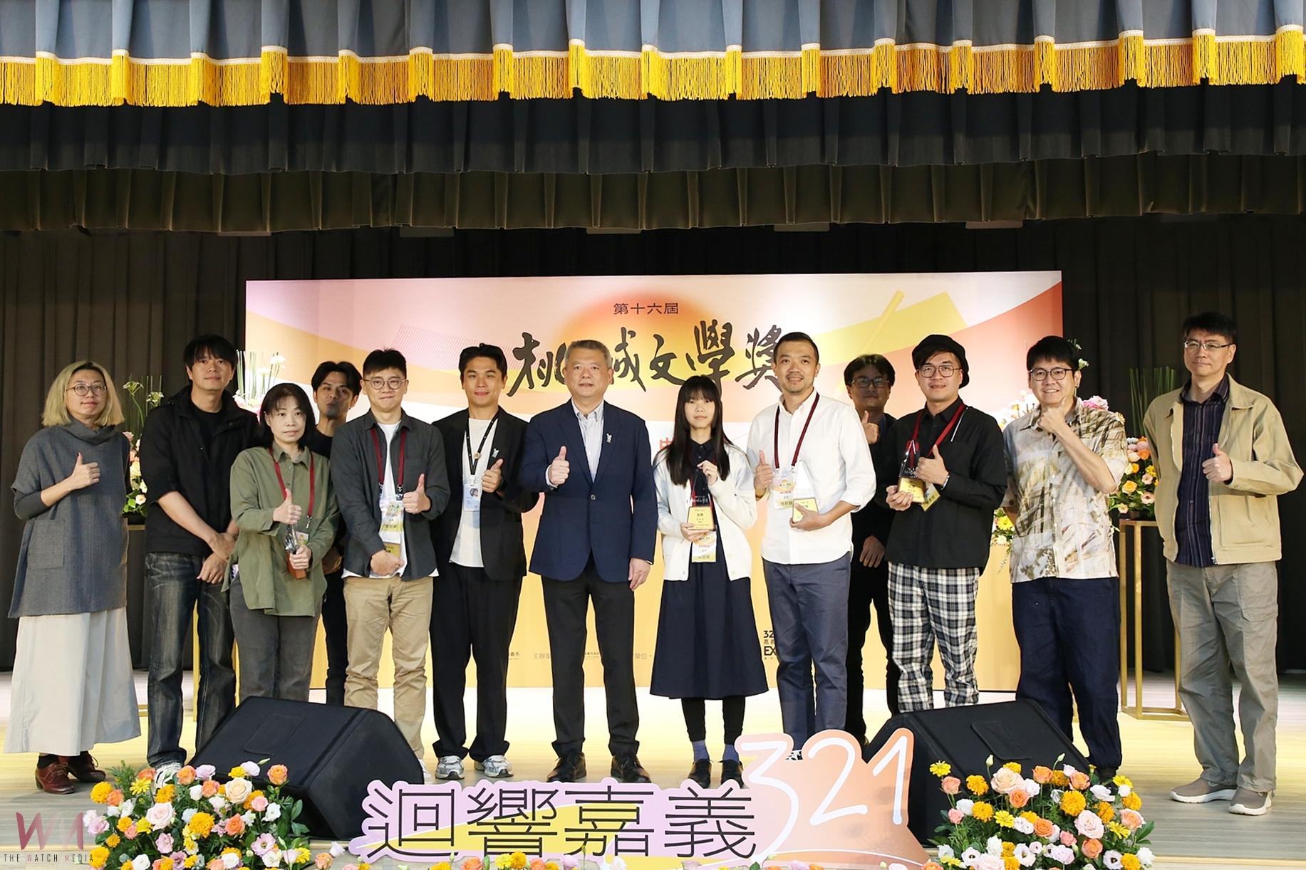 嘉義市政府舉行「第16屆桃城文學獎頒獎典禮」,副市長林瑞彥代表黃敏惠市長頒發出總金額高達新台幣70萬元的獎金、獎座,共同見證得獎者的榮耀時刻。(圖/嘉義市政府提供)