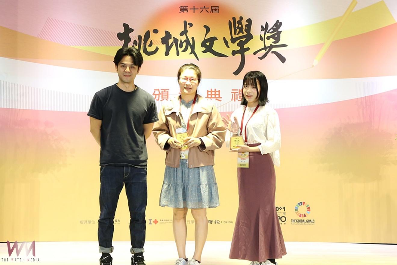 嘉義市政府舉行「第16屆桃城文學獎頒獎典禮」,副市長林瑞彥代表黃敏惠市長頒發出總金額高達新台幣70萬元的獎金、獎座,共同見證得獎者的榮耀時刻。(圖/嘉義市政府提供)