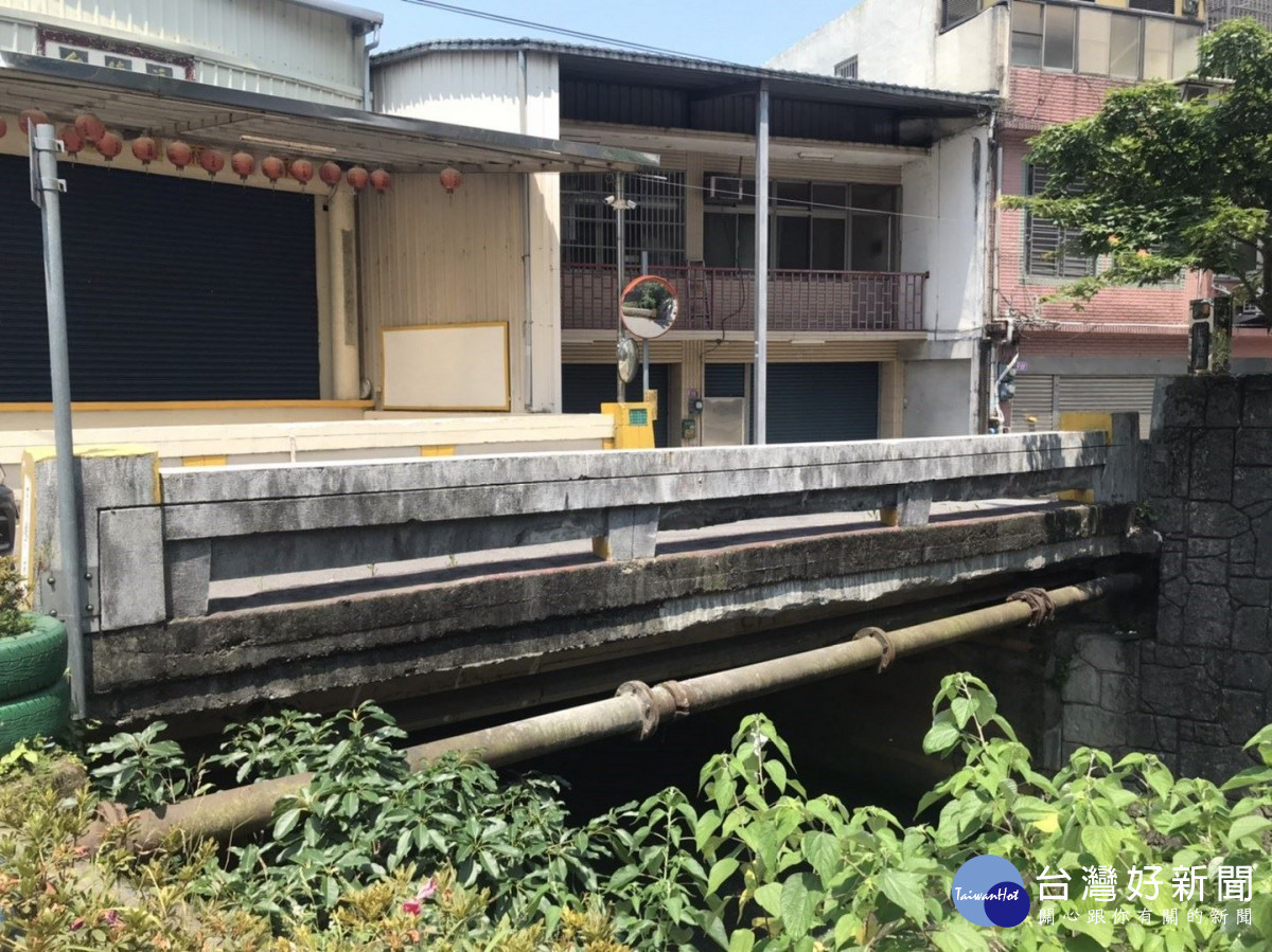 育樂橋梁底高程不足，需配合改建以滿足保護標準。