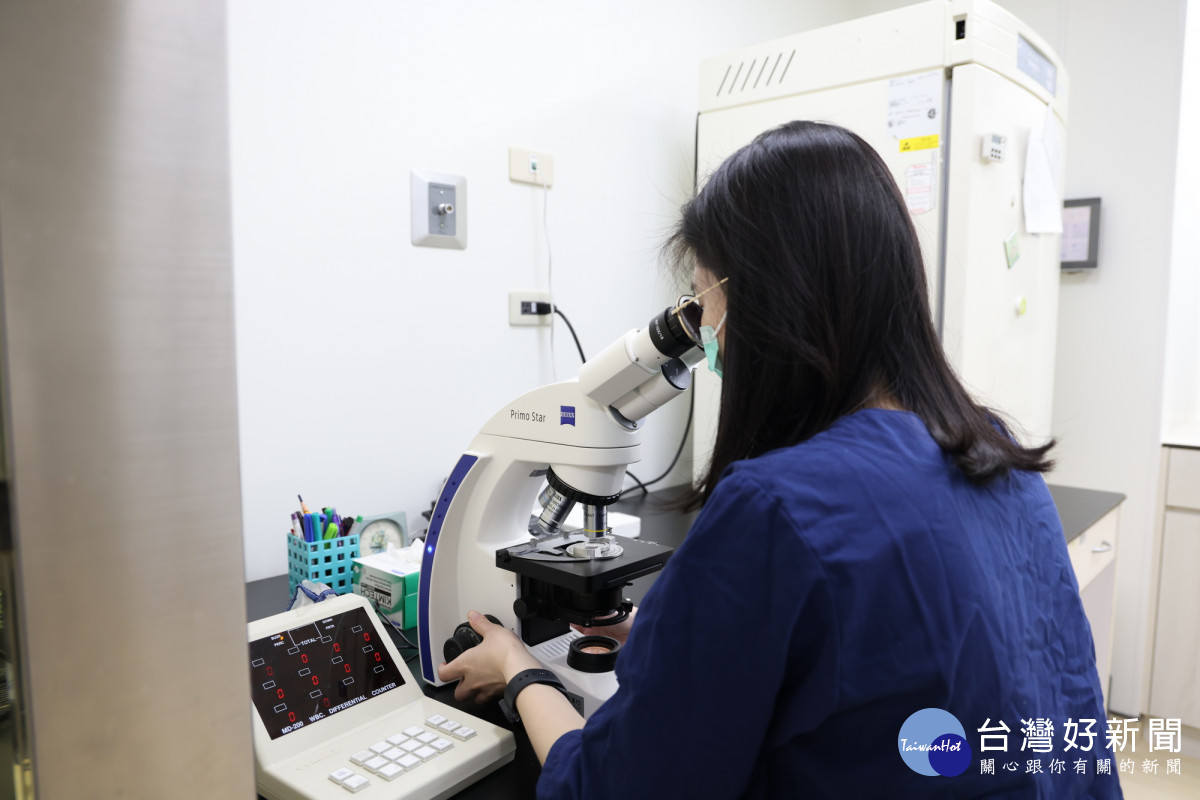 技術人員實驗室操作顯微鏡，完成生育力保存所需的品質評估作業。