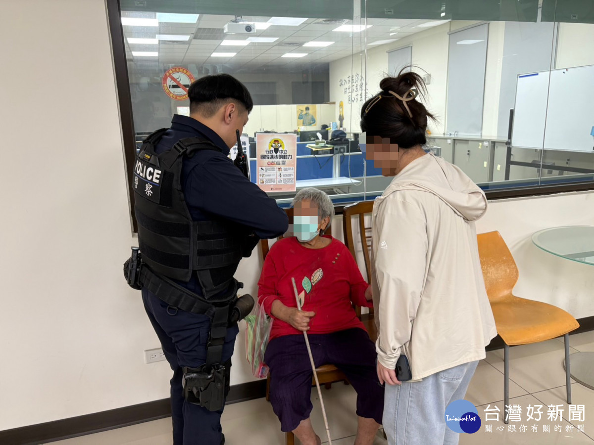 失智婦人外出迷途，楊梅警耐心查證助返家。