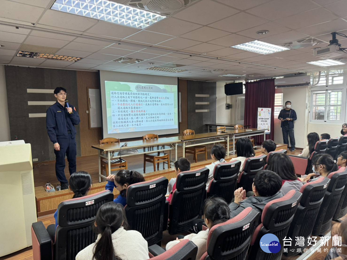 平鎮警前往復旦國小宣導，提升學生交通安全觀念。