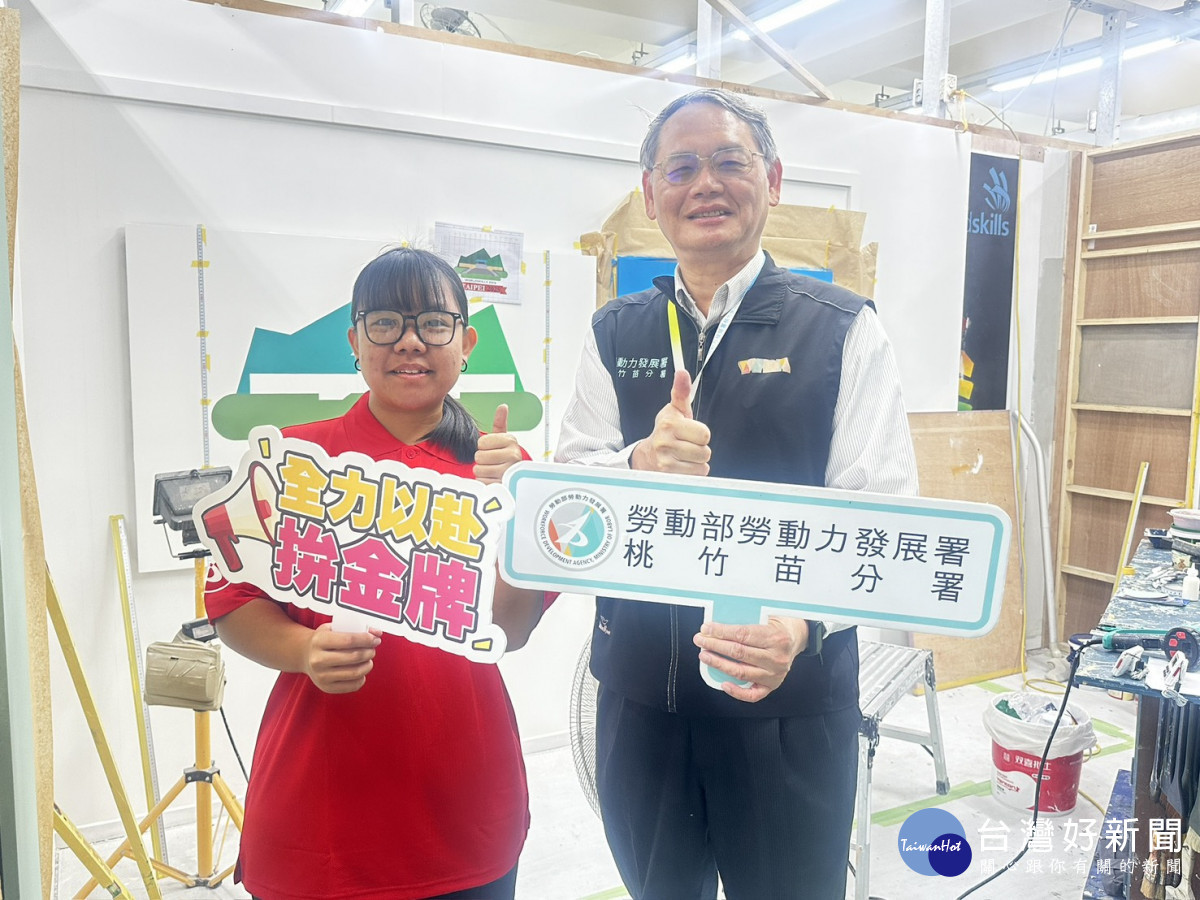 桃竹苗分署培訓「漆作裝潢」青少年組國手黃奕樺(左)，將代表台灣出戰亞洲賽，賴家仁分署長(右)為她打氣加油。