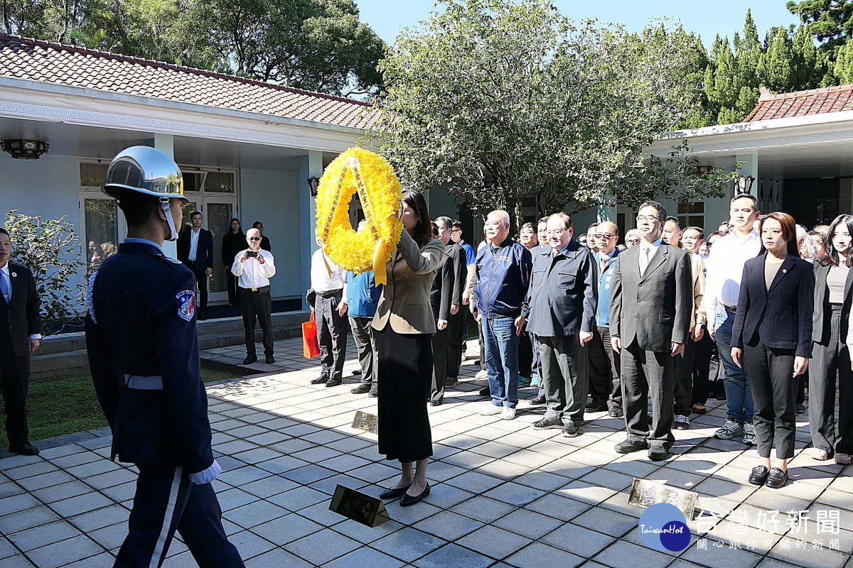 國民黨主席鄭麗文先後赴慈湖、頭寮謁陵 呼籲護民主、拚和平、拚經濟