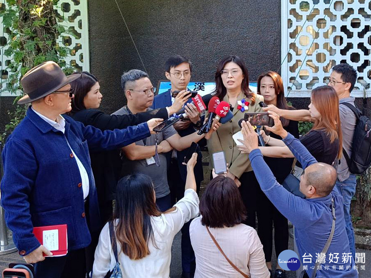 國民黨主席鄭麗文先後赴慈湖、頭寮謁陵 呼籲護民主、拚和平、拚經濟