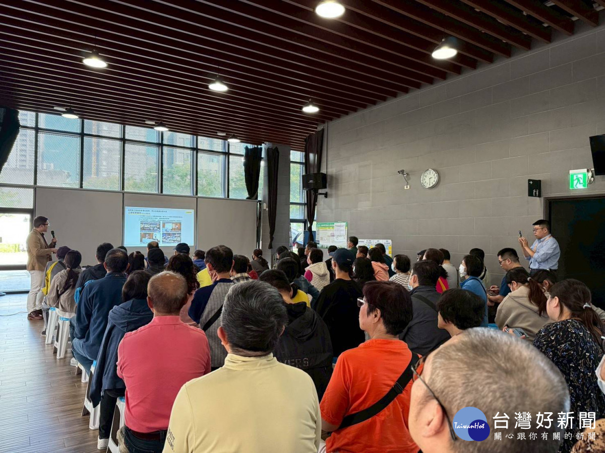 住都中心向大華八街災損戶和周邊鄰地所有權人說明。