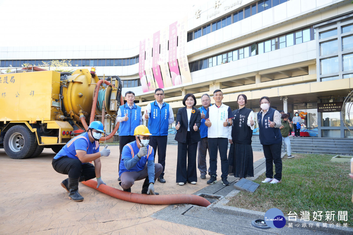 雲林縣政府推動「清溝大作戰」截至今年共完成1211公里衛生溝渠清理，清除3.56萬公噸雜物、污泥／翻攝照片