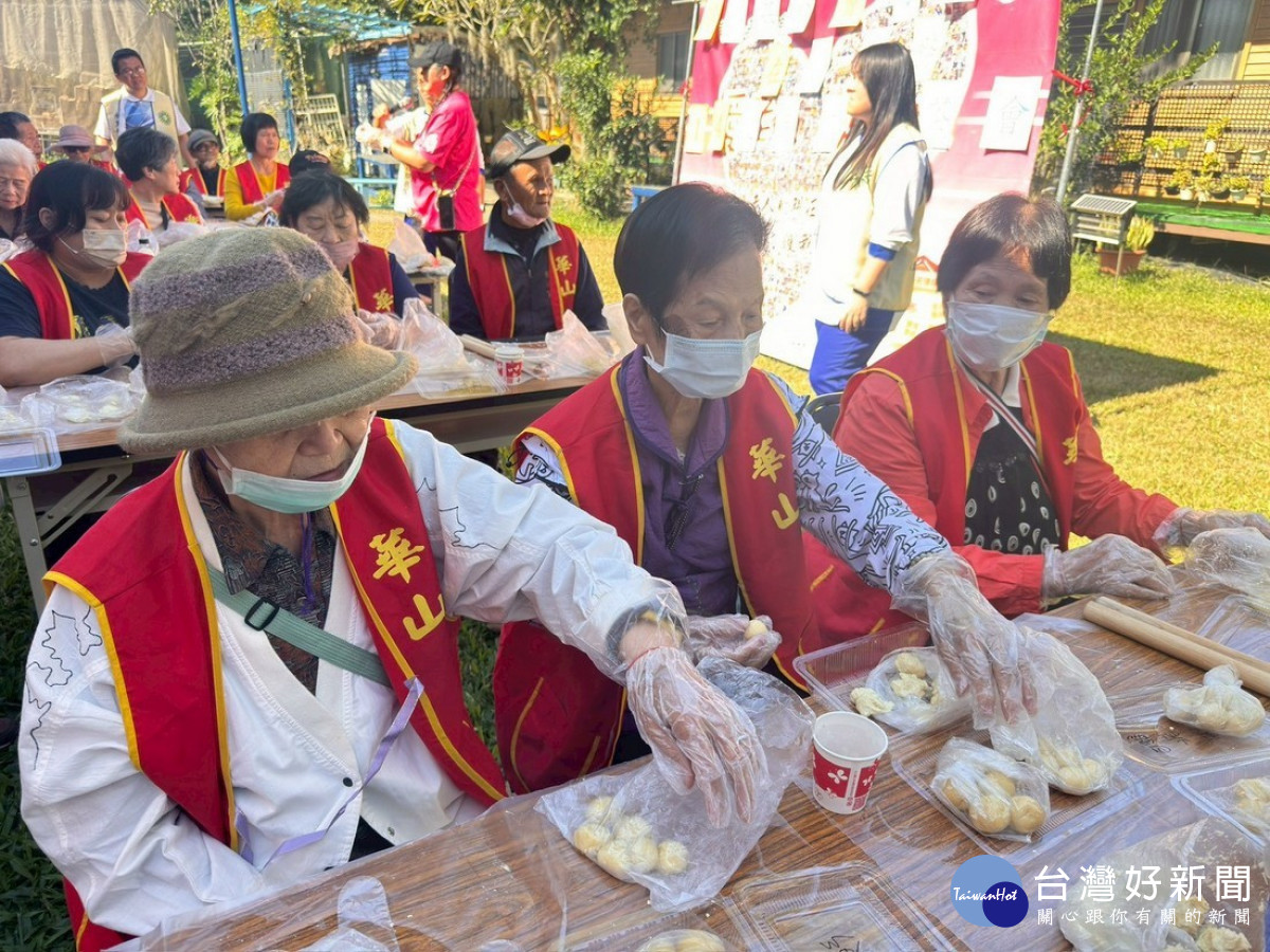 安排感恩餅製作,讓長輩們體驗不一樣的生活樂趣。(華山水里站提供)
