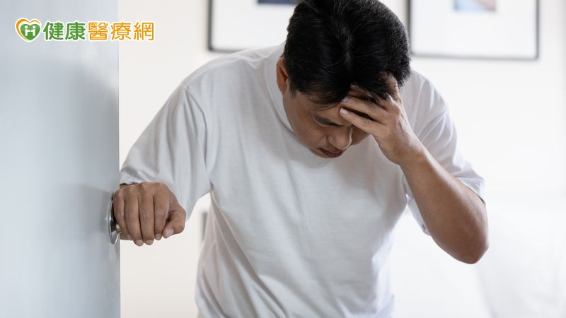 40歲男曬衣突中風倒地!醫:救命4口訣「FAST」一定要牢記