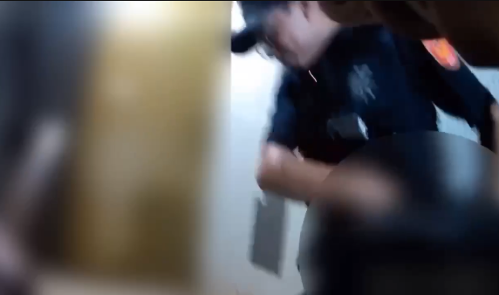 女子醉倒uber睡成小熊軟糖 女警深夜接手「護送到家」