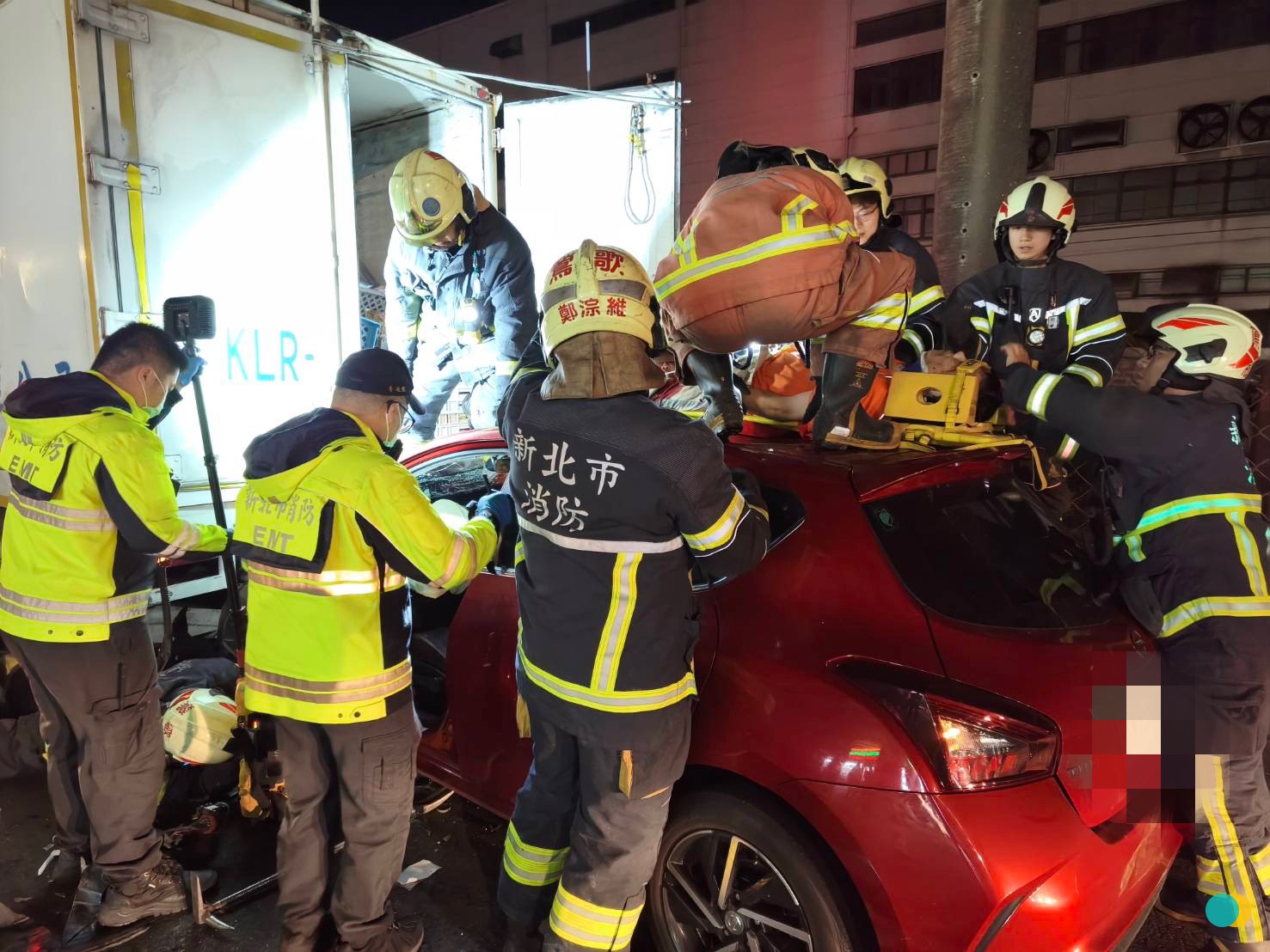 張姓司機首當其衝,被夾在2車之間,造成左腿當場斷肢分離、右腳嚴重開放性骨折。