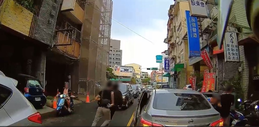 街頭版《實境生存遊戲》!民眾連環喊話指路 警沿線追捕越南移工