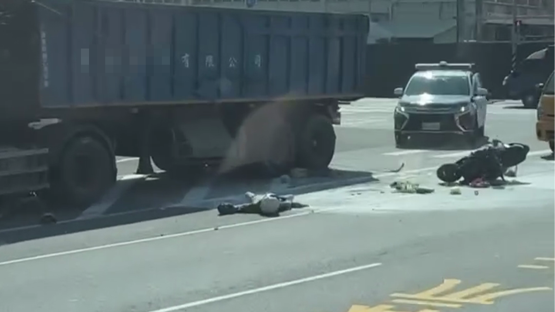 ▲台南善化嚴重車禍！大貨車與機車碰撞 騎士命危送醫搶救（圖／翻攝自記者爆料網LINE社群）