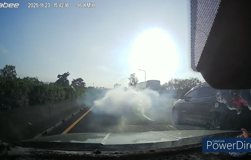 高速公路突冒白煙!駕駛嚇到魂飛車影消失