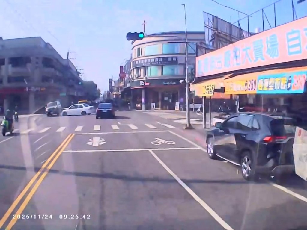 影／休旅車遭左轉車撞！路口180度大迴轉再撞轎車　網友：黑車也太衰