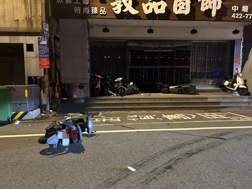 撞擊畫面曝光!中壢機車自撞衝進騎樓 「掃倒5機車垃圾子車」男騎士全身傷