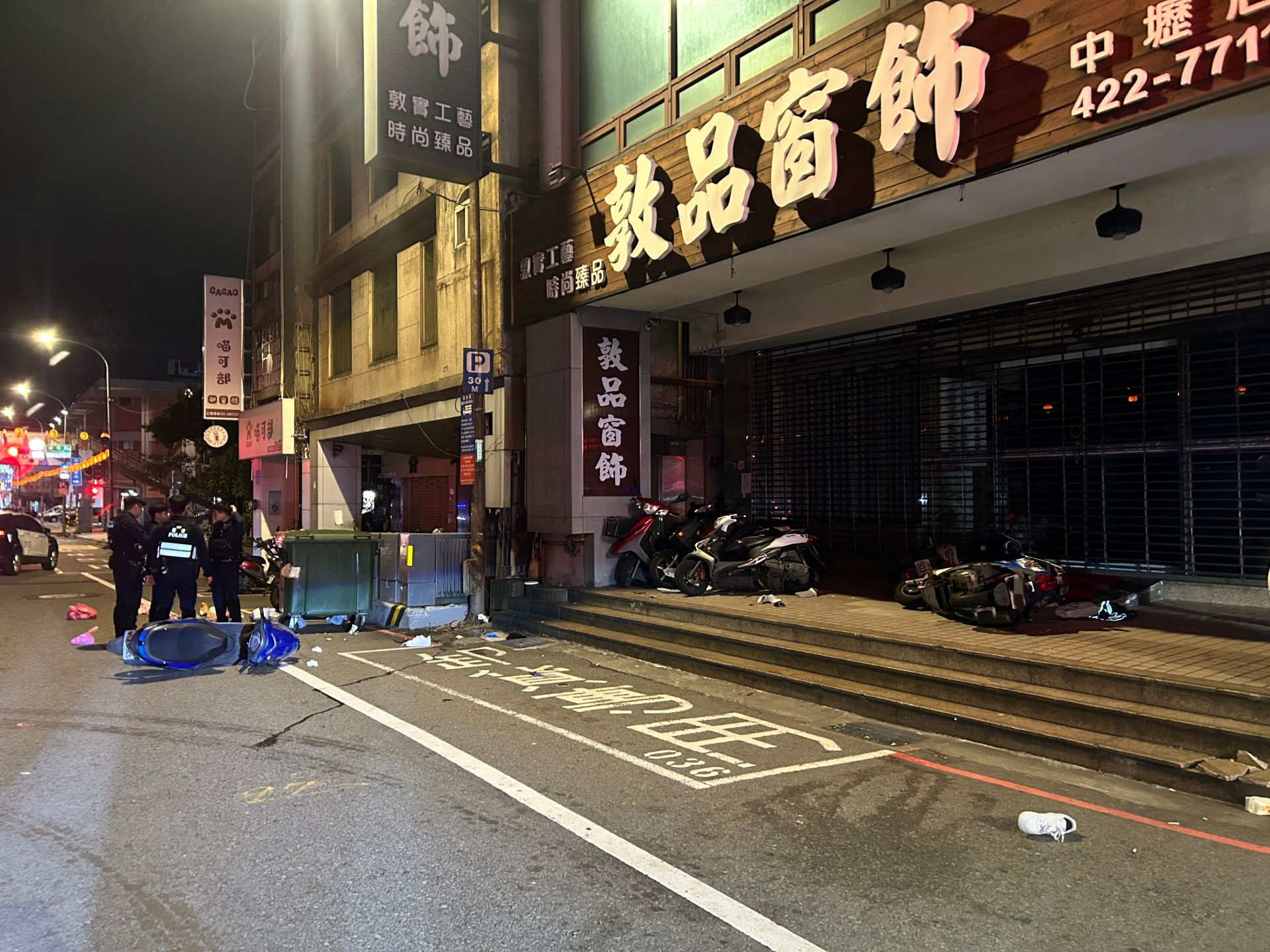 桃園市中壢區延平路、中和路口,昨(23)日深夜23時許發生1起機車自撞事故。
