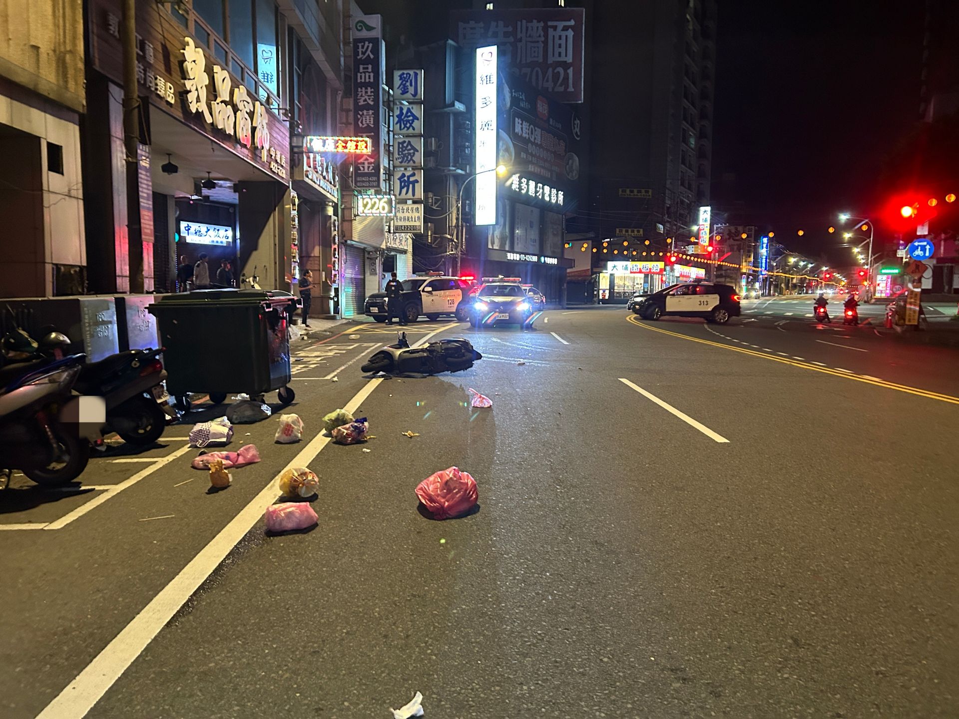 古男除撞翻一排路旁停放機車外,還波及垃圾子車,現場一片狼藉。