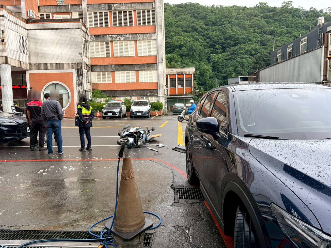 51歲陳姓男子駕駛自小客車,行經該路段左轉彎時,不慎與對向直行、胡男騎乘的普通重型機車發生擦撞。