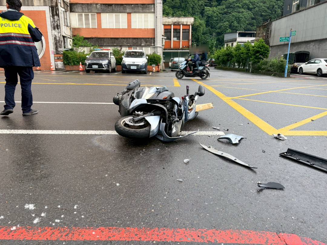 胡男騎乘的機車。