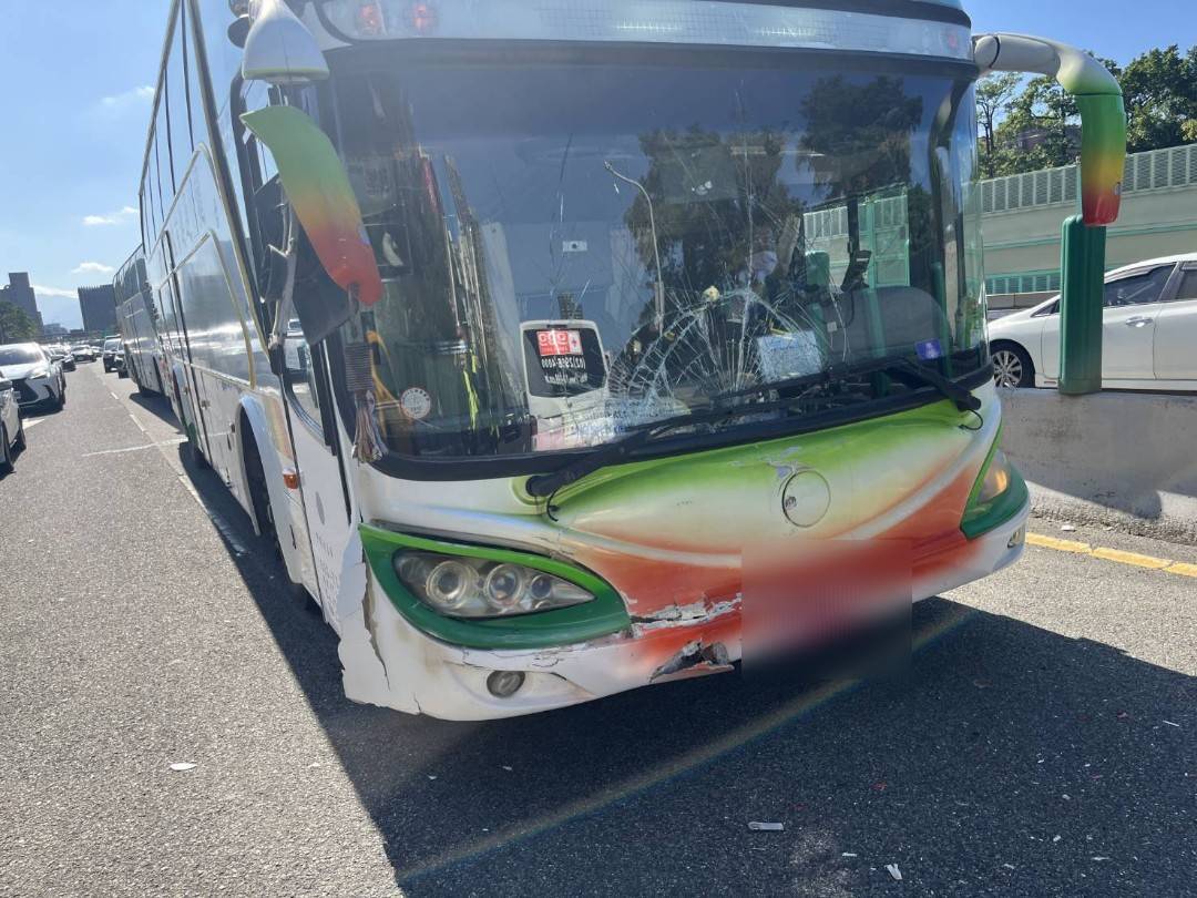 台北市建國高架道路昨（23）日上午11時許發生1起3車連環追撞事故。