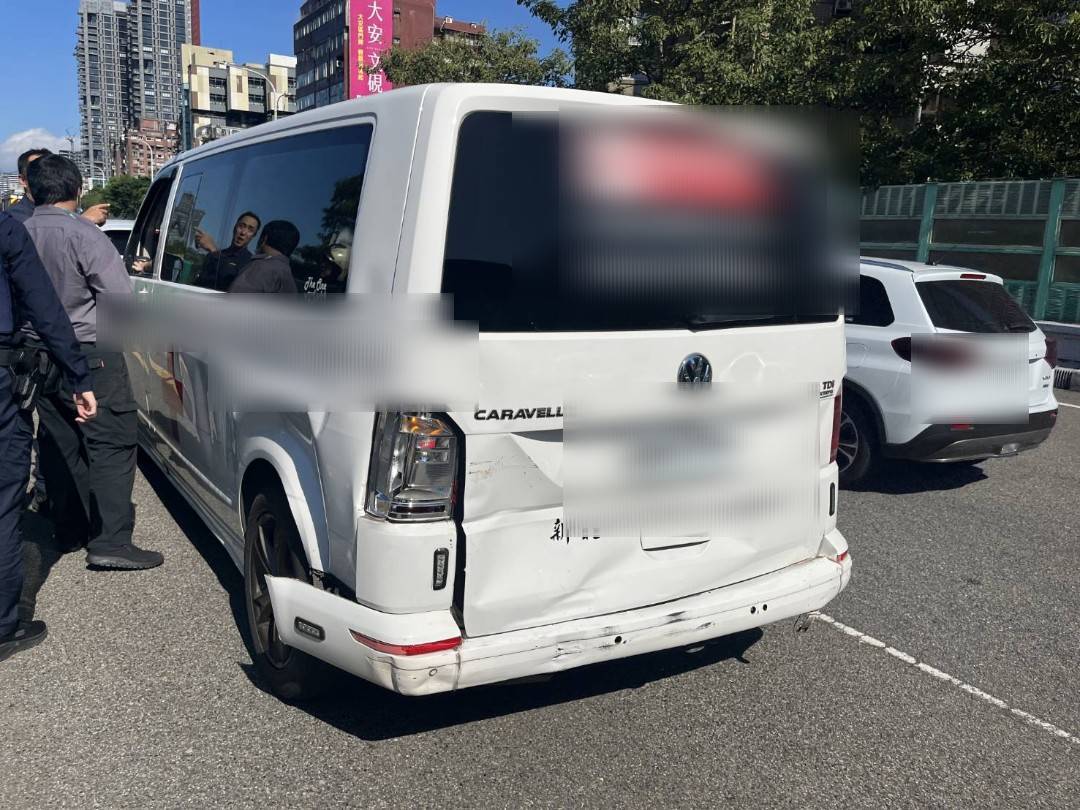 台北市建國高架道路昨（23）日上午11時許發生1起3車連環追撞事故。