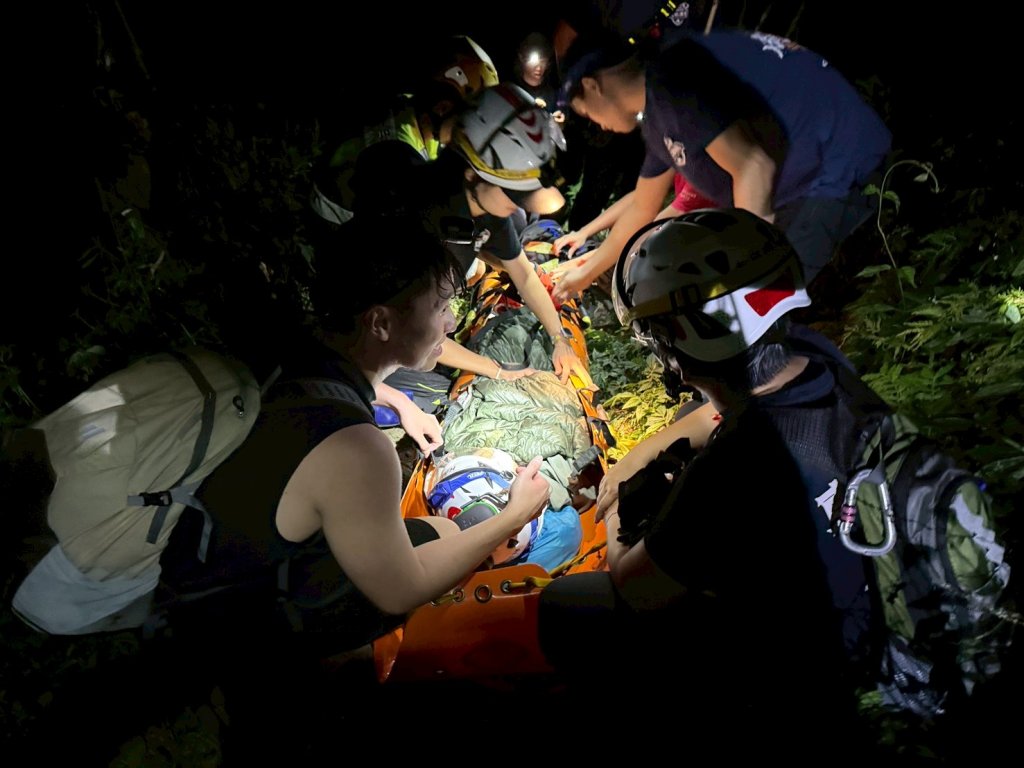台東都蘭山傳登山意外!6旬婦跌倒撞到頭狂嘔吐 消防隊打造「行動急診室」處置