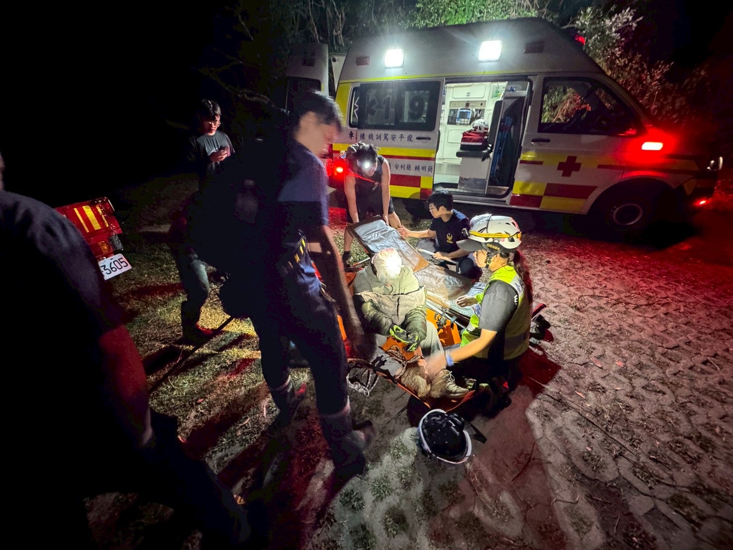 消防人員於晚間20時許將患者順利運送至登山口,並由救護車送往醫院進行後續檢查。