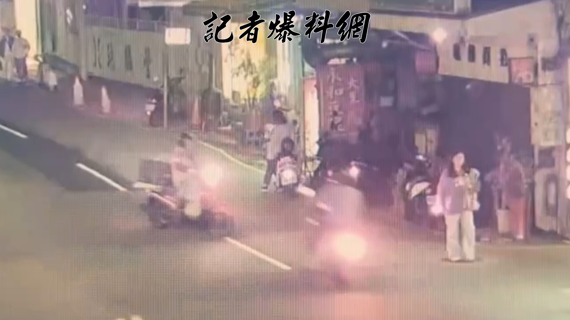 74歲高姓雜貨店老闆騎機車返家途中，行經安康路二段時，違規跨越雙黃線駛入對向車道。對向62歲朱姓機車騎士直行而來，閃避不及，2車猛烈對撞。