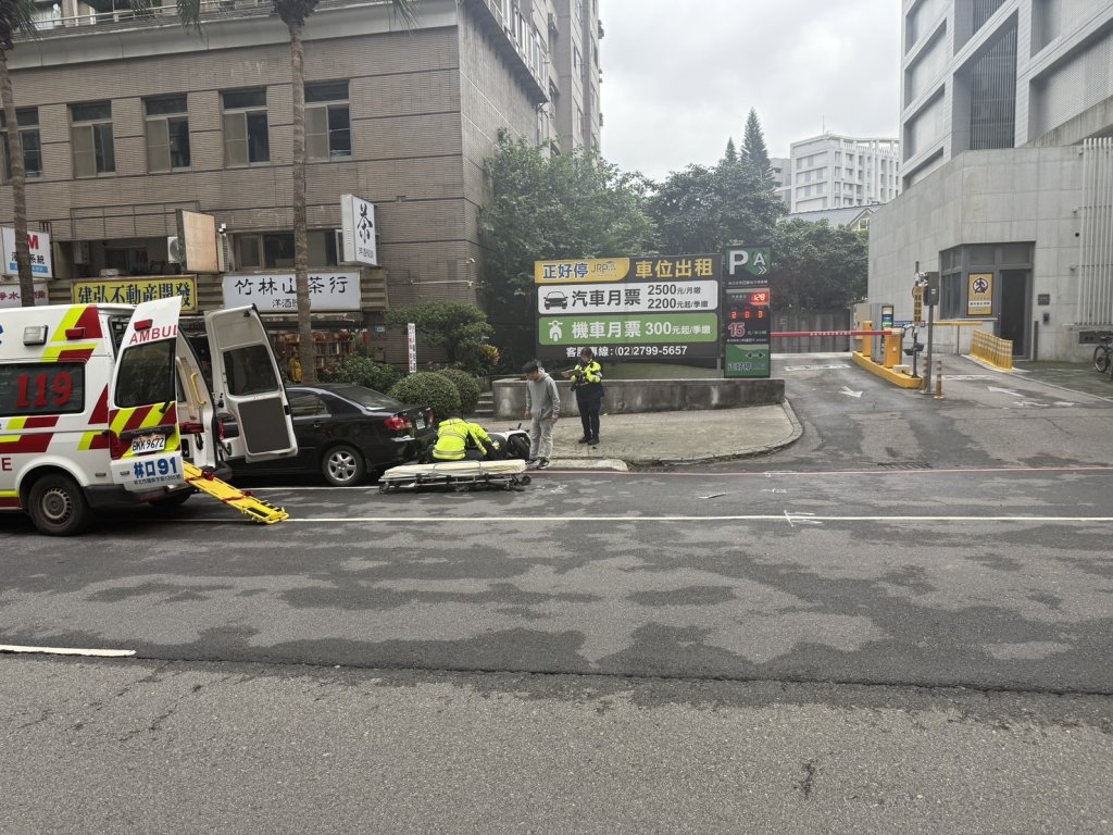 驚悚瞬間曝光!八點檔女星顏曉筠騎車遭撞 連人帶車噴飛慘摔左肩韌帶斷裂