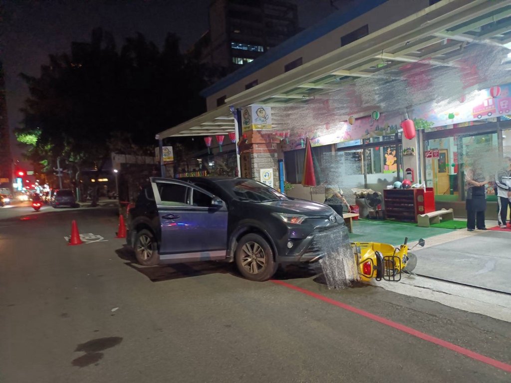 台中男駕駛突昏迷！失控滑車撞上接小孩機車