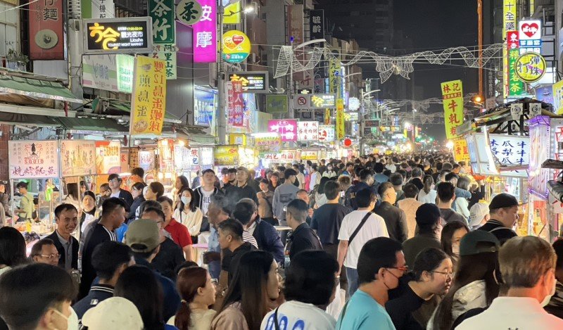 高雄寵粉應援！演唱會經濟再發威 湧18萬人潮 夜市擠爆至凌晨 產值衝5億