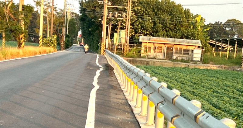 道路暗藏「殺機」 機車騎士膽戰心驚