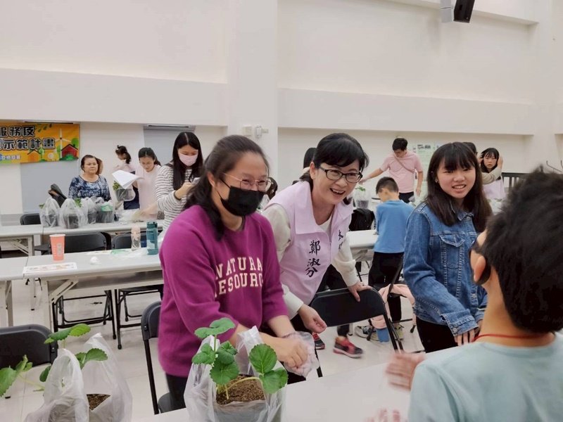草莓盆栽DIY食農教育從小扎根 嘉義太保市公所『魅』力學堂開課