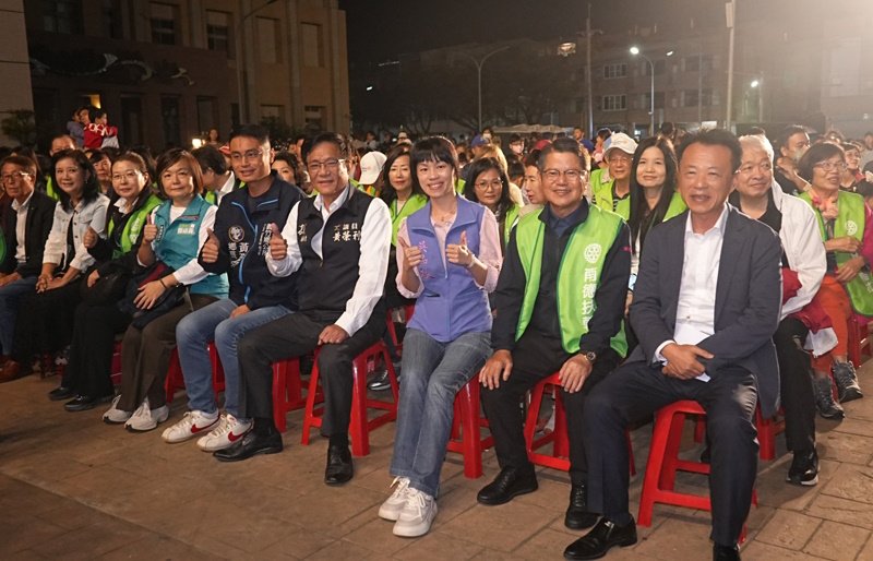 紙風車劇團「台灣幻想曲」嘉義朴子市公所前登場