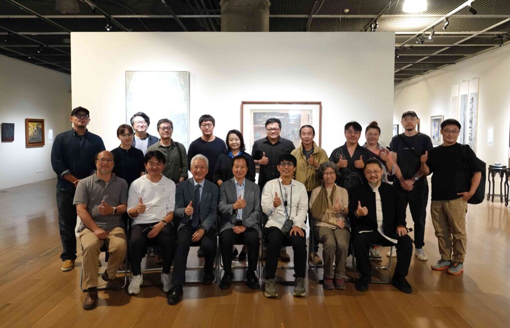 24 位系友教授跨世代創作 東海美術系展現台灣藝術脈動 28 %E5%9C%96%E8%AA%AA%E4%BA%94%EF%BC%8C%E6%9D%8E%E6%80%9D%E8%B3%A2%E4%BB%A5%E3%80%8C%E8%B2%AB%E7%B2%BE%E9%BA%A4%E6%96%BC%E5%85%A7%E5%A4%96%EF%BC%8C%E6%9D%B1%E8%A5%BF%E6%AD%A4%E7%9B%B8%E9%80%A2%E3%80%8D%E7%9A%84%E6%9D%B1%E6%B5%B7%E6%A0%A1%E6%AD%8C%E6%AD%8C%E8%A9%9E%E7%82%BA%E5%B1%95%E9%A1%8C%EF%BC%8C%E6%84%8F%E6%8C%87%E8%97%9D%E8%A1%93%E5%89%B5%E4%BD%9C
