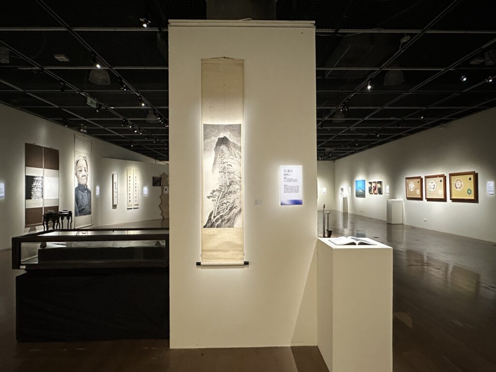 24 位系友教授跨世代創作 東海美術系展現台灣藝術脈動 29 %E5%9C%96%E8%AA%AA%E5%9B%9B%EF%BC%8C%E4%BD%9C%E5%93%81%E5%BD%A2%E5%BC%8F%E6%B6%B5%E8%93%8B%E6%B0%B4%E5%A2%A8%E3%80%81%E8%86%A0%E5%BD%A9%E3%80%81%E6%B2%B9%E7%95%AB%E3%80%81%E9%9B%95%E5%A1%91%E3%80%81%E8%A4%87%E5%AA%92%E8%88%87%E8%A3%9D%E7%BD%AE%E8%97%9D%E8%A1%93%E5%89%B5%E4%BD%9C%EF%BC%8C%E6%9B%B4%E4%BB%A5%E4%B8%8D%E5%90%8C%E5%B9%B4%E4%BB%A3%E7%9A%84
