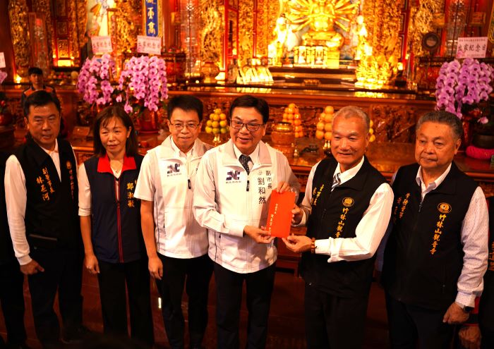 攜手共創潔淨城市 竹林山觀音寺捐贈新北資源回收車 30 《圖說》新北市副市長劉和然代表市府致贈香油錢。〈環保局提供〉