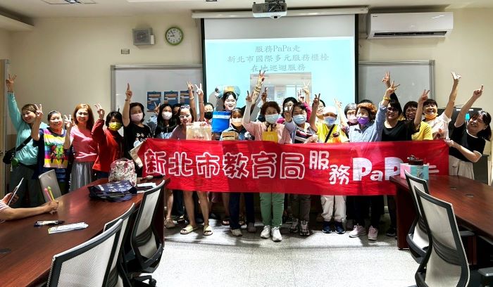 《圖說》國際多元服務櫃檯服務 papa 走至新莊民安國小在地巡迴服務合照。〈教育局提供〉
