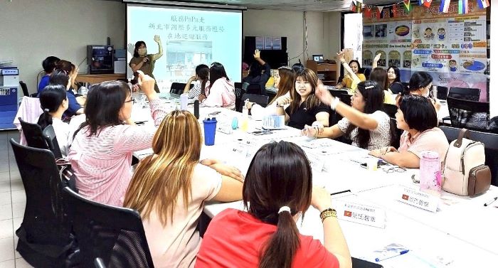 《圖說》服務 papa 走至中和戶政事務所分享新住民福利資訊。〈教育局提供〉