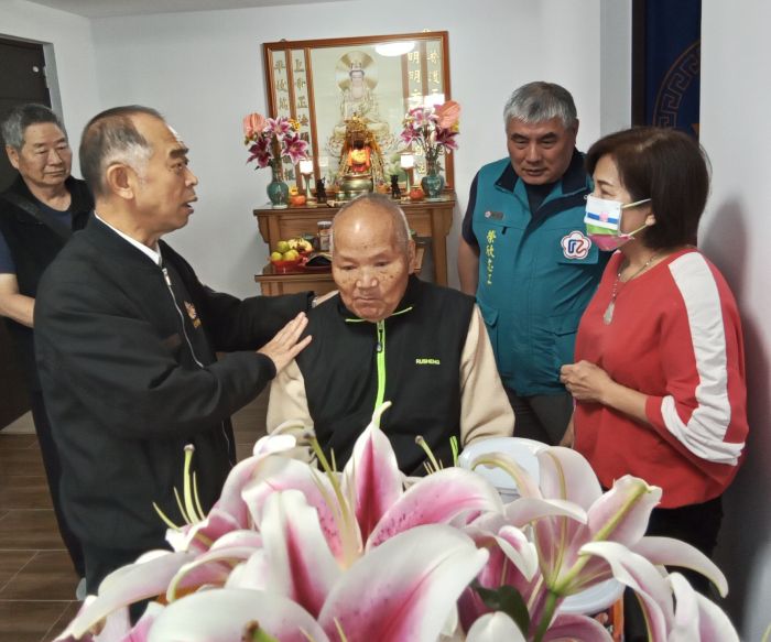 臺北市榮服處溫馨訪視 萬華獨居榮民長者感欣慰 40 《圖說》臺北市榮服處副處長徐木生今日偕同輔導員及社區服務組組長,關懷萬華區獨居年邁長者,轉達輔導會嚴主委關懷之意。〈臺北市榮服處提供〉