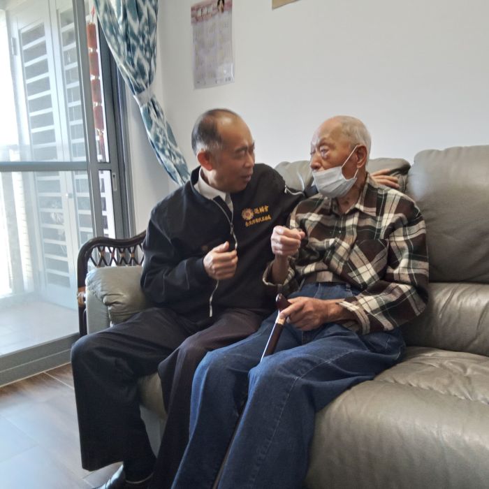 臺北市榮服處溫馨訪視 萬華獨居榮民長者感欣慰 41 《圖說》臺北市榮服處副處長徐木生偕同仁關懷萬華區獨居年邁長者,轉達輔導會嚴主委關懷之意二。〈臺北市榮服處提供〉